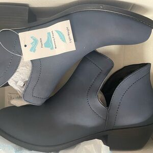 NIB! Aerocushion Aberdeen Cut-Out Bootie Boot - Navy - Size 10